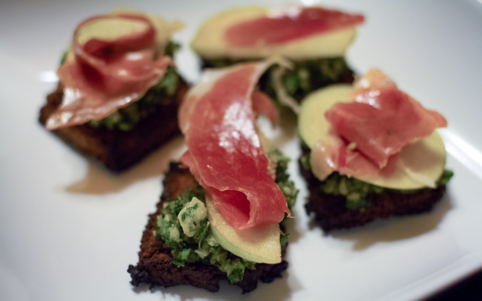 Prosciutto Apple Crostini (Paleo)